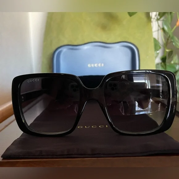 Gucci Square Black And Gold GG Sunglasses - Picture 4 of 4